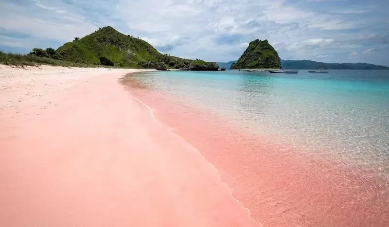 Pantai Merah di Pulau Komodo