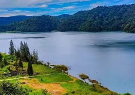 Pesona Alam Danau Lau Kawar