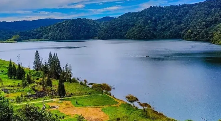 Pesona Alam Danau Lau Kawar