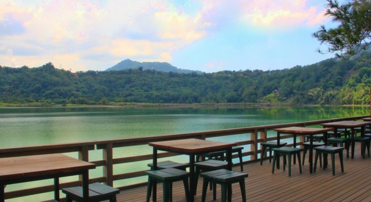 Panduan Lengkap Wisata Danau Linow: Tiket Masuk, Fasilitas, & Tips Terbaik