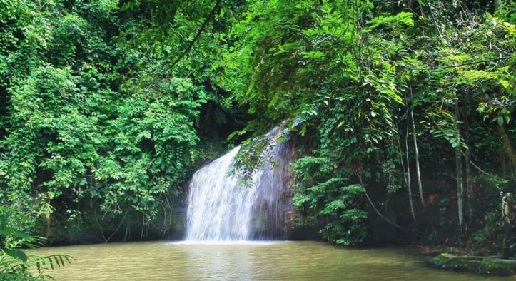 Serasa di Negeri Dongeng, Air Terjun Tanah Merah Bikin Takjub!