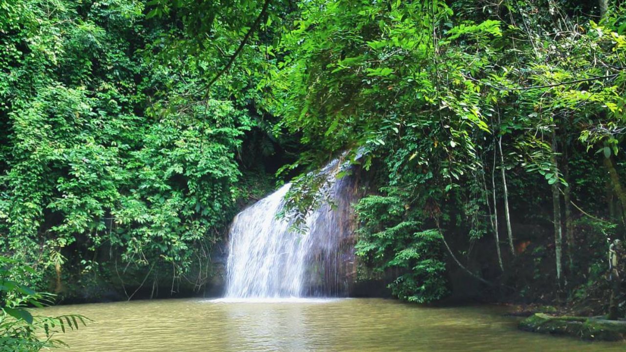 Air Terjun Tanah Merah