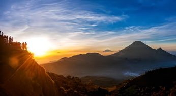 Bukit Sikunir Dieng: Rute, Harga Tiket, Jam Operasional, dan Spot Terbaik Sunrise